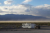 Usa, Kalifornien, Wohnmobil geparkt bei Stovepipe Wells; Death Valley National Park