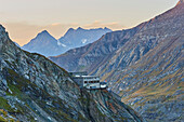 Mountain view from Gamsgrubenweg with the Information Center on the mountainside, Franz-Joseph-Höhe on an early morning; Kärnten (Carinthia), Austria