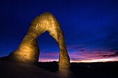 Sonnenuntergang am Delicate Arch, gelegen im Arches National Park, Utah.