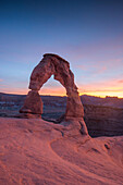 Sonnenuntergang am Delicate Arch, gelegen im Arches National Park, Utah.