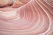 Die Sandstein-Felsformation The Wave, gelegen in Coyote Buttes North, Paria Canyon, Vermillion Cliffs Wilderness.