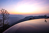 Prakriti Shakti Naturopathy Retreat mit Infinity-Pool und Baum in der Morgendämmerung; Kochi, Kerala, Indien