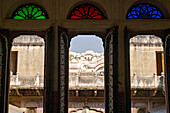 Blick durch gewölbte, bemalte Haveli-Fenster; Nawalgarh, Shekawati, Rajasthan, Indien