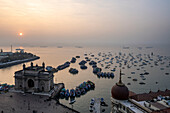 Sonnenaufgang über dem Hafen mit dem Gateway of India im Morgengrauen; Mumbai, Bombay, Indien