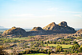 Ackerland rund um einen Stausee und die Wüstenlandschaft in den Aravali Hills in der Pali-Ebene von Rajasthan; Rajasthan, Indien