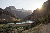 Ein Blick auf den Colorado River vom Bright Angel Trail aus; Grand Canyon National Park, Arizona