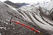 Eispickel stecken im Skaftafell-Gletscher; Skaftafell National Park, Island