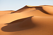 Sanddünen in der Sahara-Wüste im weichen Licht; Erg Chebbi, Sahara-Wüste, Marokko