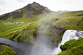 Ein Blick auf den Wasserfall Skogafoss; Skogafoss, Island