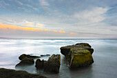 Eine lang belichtete Meereslandschaft entlang eines felsigen Strandes in Santa Cruz; Santa Cruz, Kalifornien, Vereinigte Staaten von Amerika