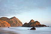 Felsformationen entlang der Küste am Pfeiffer Beach im Los Padres National Forest in Big Sur; Carmel, Kalifornien, Vereinigte Staaten von Amerika