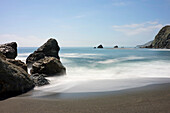 Felsformationen entlang des Strandes in Big Sur an einem sonnigen Tag; Big Sur, Kalifornien, Vereinigte Staaten von Amerika