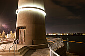 Der Leuchtturm und die Plaza auf Clover Island am Columbia River, nachts beleuchtet; Clover Island, Columbia River, Kennewick, Washington