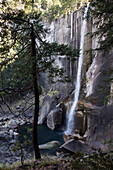 Bei den Vernal Falls stürzt Wasser in Kaskaden eine Felsformation hinunter in ein Becken; Yosemite National Park, Kalifornien