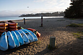 Bunte Kajaks, gestapelt am Strand von San Simeon Cove; San Simeon Cove, San Simeon, Kalifornien