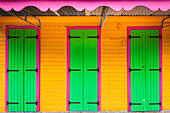 Nahaufnahme von bunten Fensterläden und Türen an einem traditionellen Haus in Basse-Terre; Guadeloupe, Französisch-Westindien