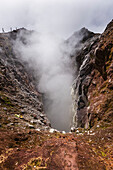 Dampfemissionen aus dem felsigen Krater des Vulkans La Grande Soufriere, eines aktiven Stratovulkans auf Basse-Terre; Guadeloupe, Französisch-Westindien