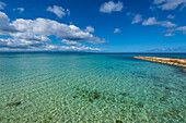 Blauer Himmel und türkisfarbenes Wasser des Karibischen Meeres am Ende der felsigen Uferpromenade in Port-Louis auf Grande-Terre; Guadeloupe, Französische Westindische Inseln