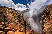 Dampfemissionen aus dem felsigen Krater des Vulkans La Soufriere, eines aktiven Stratovulkans auf Basse-Terre; Guadeloupe, Französisch-Westindien
