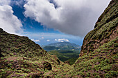 Blick von der Spitze der felsigen Klippen des Vulkans, La Soufriere mit Blick auf die Landschaft auf Basse-Terre; Guadeloupe, Französisch-Westindien