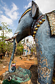 Ayyanar-Schrein, bemalte Terrakotta-Pferde- und Elefantenstatuen in einem kleinen ländlichen Tempel; Pudukkottai, Chetinadu Region, Tamil Nadu, Indien