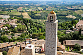 Torre Rognosa und Blick über San Gimignano und die umliegende Landschaft, Toskana, Italien; San Gimignano, Toskana, Italien