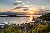 Die Sonne geht über dem Hafen von Oban, Schottland, unter; Oban, Schottland