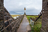 Ein Tor und ein Zaun führen zum Leuchtturm Rubha nan Gall (Stevenson) bei Tobermory, Schottland; Tobermory, Isle of Mull, Schottland