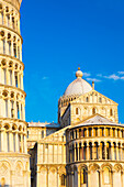Nahaufnahme des Schiefen Turms von Pisa und des Doms von Pisa, Domplatz; Pisa, Toskana, Italien