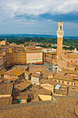 Übersicht über die Piazza Del Campo und das historische Zentrum von Siena; Siena, Toskana, Italien