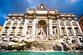 Der berühmte Trevi-Brunnen und der Palazzo Poli; Rom, Latium, Italien