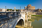 Ponte Sant'Angelo über den Tiber mit Blick auf die Engelsburg; Rom, Latium, Italien