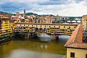 Überblick über die Stadt Florenz und die mittelalterliche Brücke Ponte Vecchio über den Arno; Florenz, Toskana, Italien