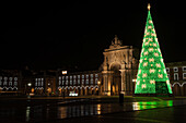 Weihnachtsbaumschmuck neben dem Rua-Augusta-Bogen und dem Arkadengang, der den Praca Do Comercio umgibt; Lissabon, Estremadura, Portugal