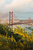 Die Brücke 25 de Abril über den Tejo, die Lissabon und Almada verbindet; Lissabon, Estremadura, Portugal