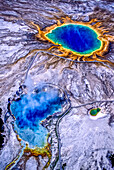 Die Grand Prismatic Spring ist eines der größten und schönsten Beispiele für eine häufige hydrothermale Erscheinung im Yellowstone National Park und eine der größten heißen Quellen in den Vereinigten Staaten. Der Excelsior Geysir-Krater liegt etwa 100 Meter nördlich der Grand Prismatic Spring. Diese beiden Erscheinungen sind die Hauptattraktionen im Midway Geyser Basin.  Excelsior brach zuletzt in den 1880er Jahren aus und schleuderte Wasser bis zu 300 Fuß hoch und gab so viel Wasser ab, dass der Pegel des nahe gelegenen Firehole River um bis zu einem Meter anstieg. Als dieser Geysir aktiv war