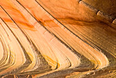 Abstrakte Schönheit der terrassenförmigen Felsmuster der Sandsteinformationen bei Coyote Buttes in der Paria Canyon-Vermilion Cliffs Wilderness; Arizona, Vereinigte Staaten von Amerika