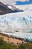Touristen beobachten den Perito Moreno Gletscher, Los Glaciares National Park, in der Nähe von El Calafate; Patagonien, Argentinien