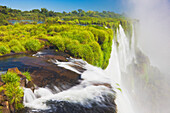 Blick vom Rand der berühmten Iguazu-Fälle, Iguazu Falls National Park; Puerto Iguazu, Misiones, Argentinien