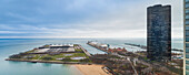 Lake Point Tower, die Jardine Water Purification Plant und Navy Pier erstrecken sich entlang des Ufers des Lake Michigan in der Stadt Chicago; Chicago, Cook County, Illinois, Vereinigte Staaten von Amerika