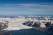 Luftaufnahme eines Gezeitengletschers und eines Fjords, Spitzbergen, Svalbard, Norwegen.