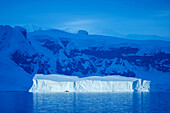 Blaues Licht auf dem Eisberg.
