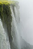 Kaskaden von Wasser am Devil's Throat Aussichtspunkt an den Iguazu Fällen.