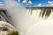 Blick auf einen doppelten Regenbogen vom Devil's Throat Aussichtspunkt der Iguazu Falls.