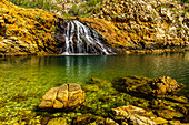 Ein Wasserfall in der Nähe des Crocodile Creek in der Kimberley-Region im Nordwesten Australiens.