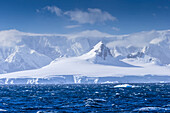 Eisberge und Berge in der Nähe von Cuverville Island, Antarktis.