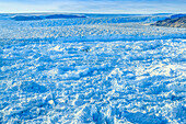 Luftaufnahme von Eisbergen des Helheim-Gletschers und des Grönland-Eisschilds, die den Sermilik Fjord verstopfen.