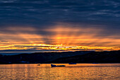 Arktischer Sonnenuntergang im Semerlik Fjord.