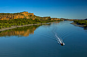 Ein kleines Boot erkundet den Hunter River in der Kimberley Region im Nordwesten Australiens.