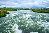 Schnelle Strömungen entlang des Flusses Laxa in der Myvatn-Region im Sommer; Skutustadir, Nordurland Vestra, Nordregion, Island